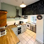 Luxe Cottage-style Retreat With Garden - Sleeps 12 Дом отдыха *