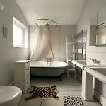 Luxe Cottage-style Retreat With Garden - Sleeps 12 Дом отдыха