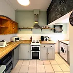 Luxe Cottage-style Retreat With Garden - Sleeps 12