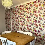 Дом отдыха Luxe Cottage-style Retreat With Garden - Sleeps 12