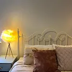 Luxe Cottage-style Retreat With Garden - Sleeps 12 Holiday home