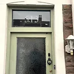 Дом отдыха Luxe Cottage-style Retreat With Garden - Sleeps 12 *