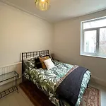 Дом отдыха Luxe Cottage-style Retreat With Garden - Sleeps 12 *