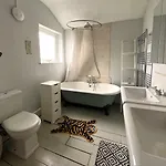 Luxe Cottage-style Retreat With Garden - Sleeps 12 *