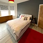Luxe Cottage-style Retreat With Garden - Sleeps 12 Holiday home *