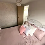 Дом отдыха Luxe Cottage-style Retreat With Garden - Sleeps 12