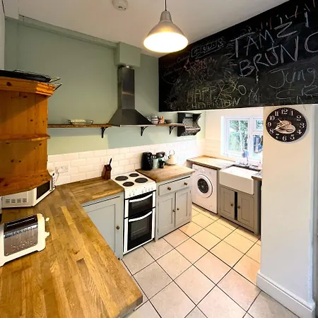 Luxe Cottage-style Retreat With Garden - Sleeps 12 Semesterbostad *