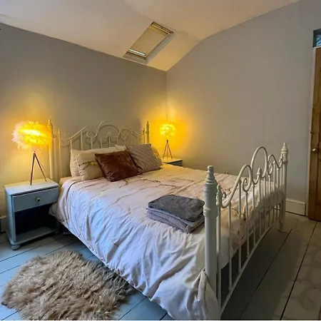 Charming Retreat With Garden - Sleeps 12 Casa vacanze *