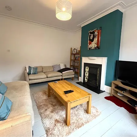 Luxe Cottage-Style Retreat With Garden - Sleeps 12 別荘 *