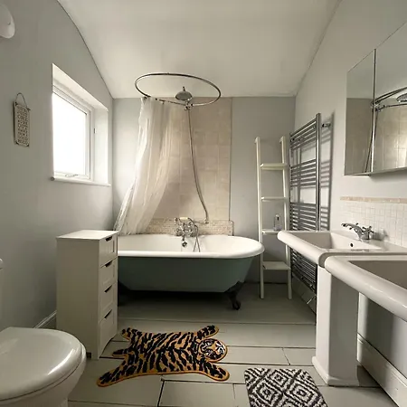 Luxe Cottage-style Retreat With Garden - Sleeps 12 Nyaraló