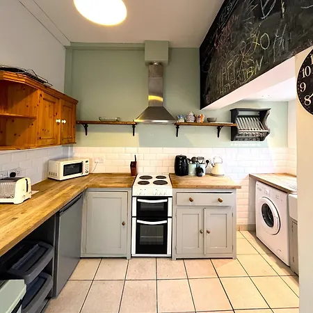 Charming Retreat With Garden - Sleeps 12