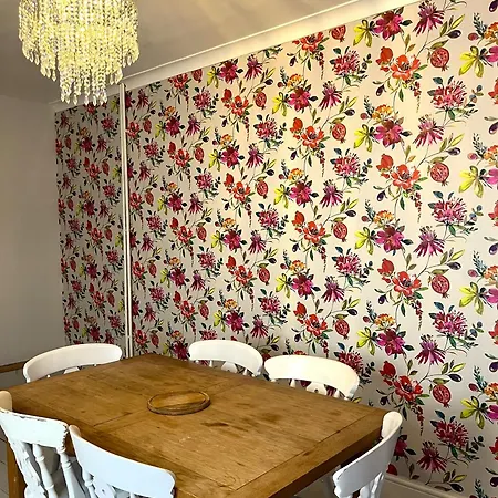 Dom wakacyjny Charming Retreat With Garden - Sleeps 12