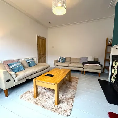 Charming Retreat With Garden - Sleeps 12 *