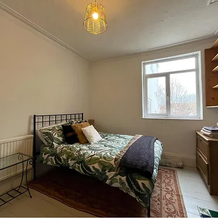 Charming Retreat With Garden - Sleeps 12