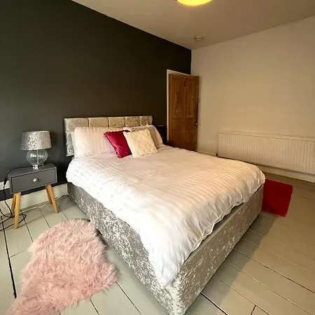 Luxe Cottage-Style Retreat With Garden - Sleeps 12 別荘 *