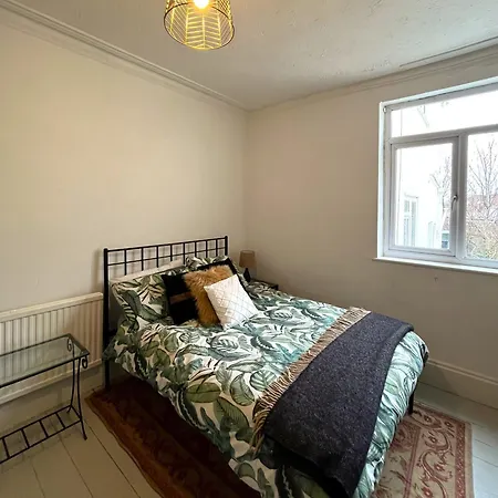 Dom wakacyjny Charming Retreat With Garden - Sleeps 12 *