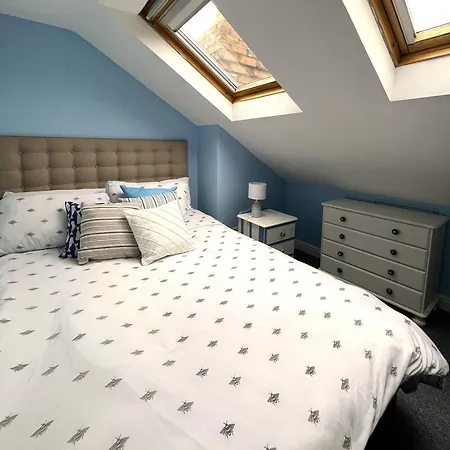 Luxe Cottage-Style Retreat With Garden - Sleeps 12 * ブリストル