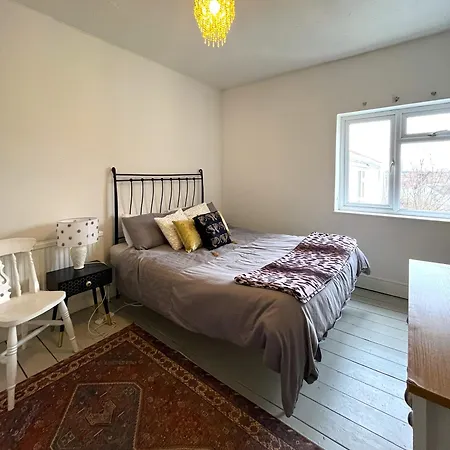 Holiday home Luxe Cottage-style Retreat With Garden - Sleeps 12