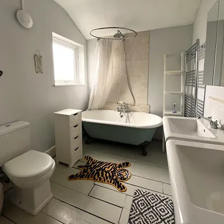 Charming Retreat With Garden - Sleeps 12 *