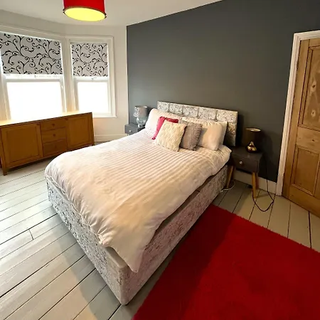 Charming Retreat With Garden - Sleeps 12 Casa vacanze *