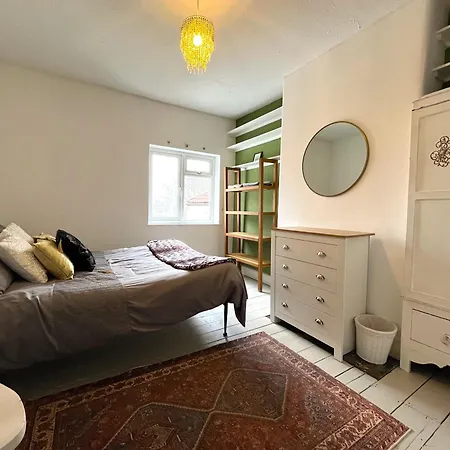 別荘 Luxe Cottage-Style Retreat With Garden - Sleeps 12 ブリストル