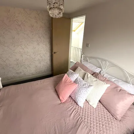 Dom wakacyjny Charming Retreat With Garden - Sleeps 12