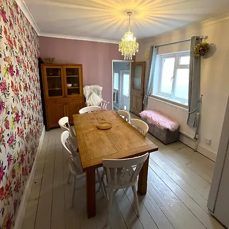 Luxe Cottage-style Retreat With Garden - Sleeps 12 Nyaraló *