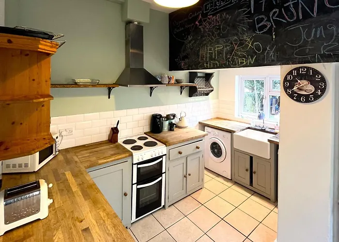 Luxe Cottage-Style Retreat With Garden - Sleeps 12 別荘 *