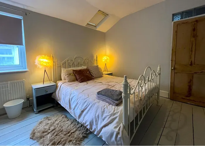 Charming Retreat With Garden - Sleeps 12 Nyaraló *