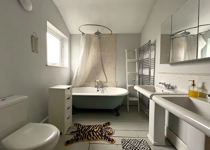 Charming Retreat With Garden - Sleeps 12 Nyaraló