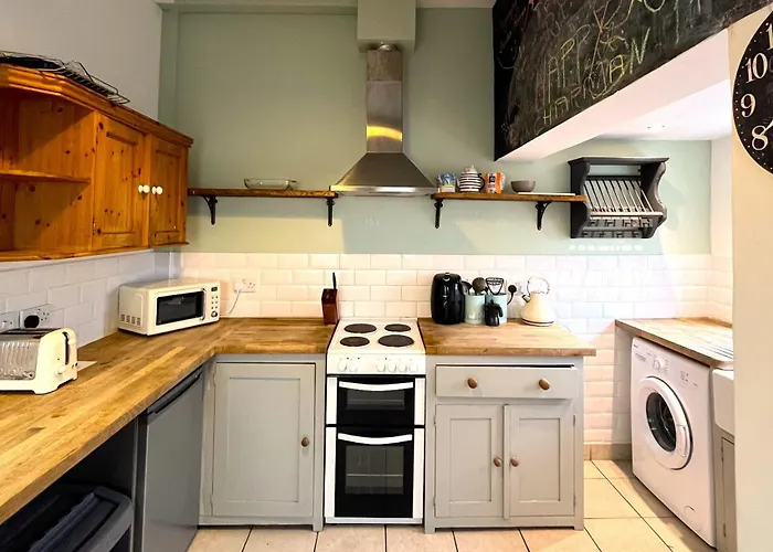 Charming Retreat With Garden - Sleeps 12