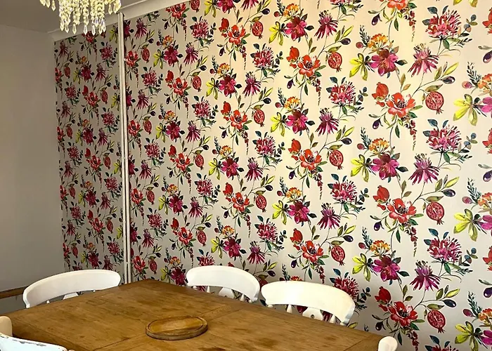 Nyaraló Charming Retreat With Garden - Sleeps 12