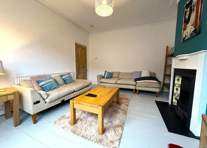 Charming Retreat With Garden - Sleeps 12 *