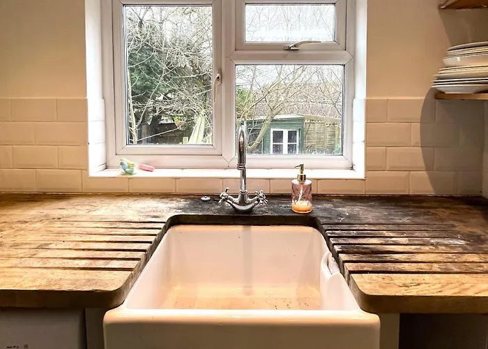 Charming Retreat With Garden - Sleeps 12 * Bristol