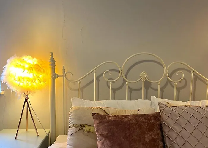 Charming Retreat With Garden - Sleeps 12 Semesterbostad