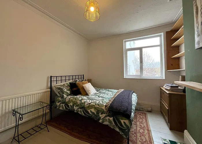 Charming Retreat With Garden - Sleeps 12