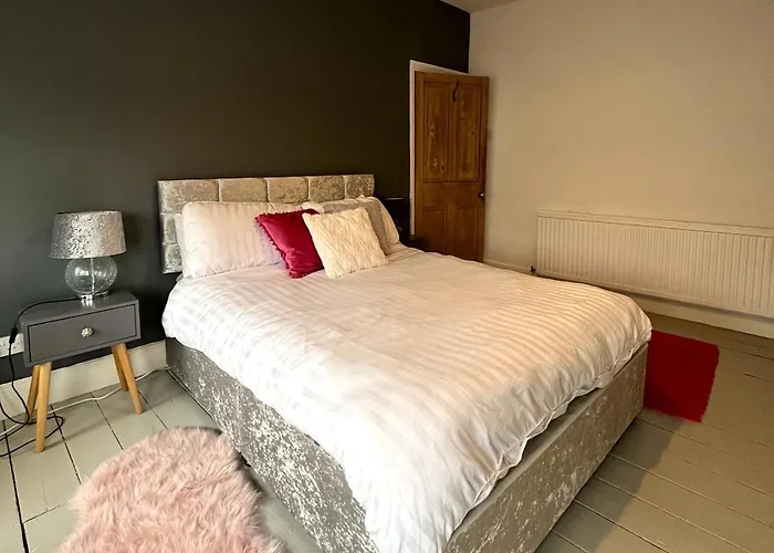 Charming Retreat With Garden - Sleeps 12 بيت للعطل *