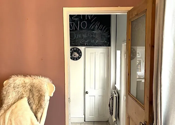 Charming Retreat With Garden - Sleeps 12 Bristol