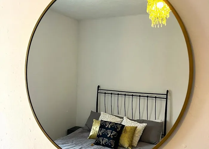 Charming Retreat With Garden - Sleeps 12 بيت للعطل