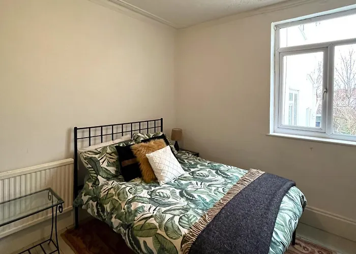 Semesterbostad Charming Retreat With Garden - Sleeps 12 *