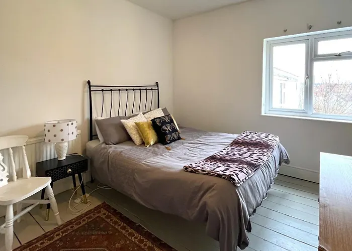 Semesterbostad Charming Retreat With Garden - Sleeps 12