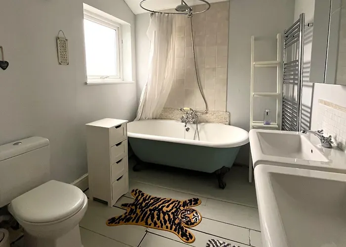 Charming Retreat With Garden - Sleeps 12 *