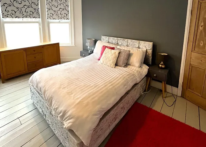 Charming Retreat With Garden - Sleeps 12 Nyaraló *