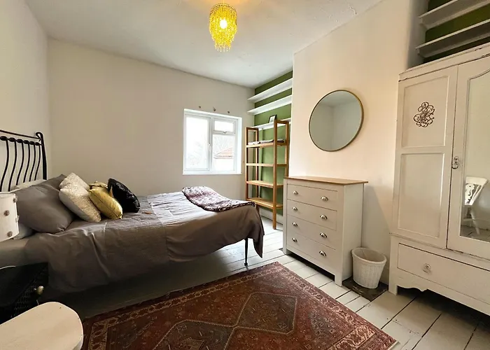 別荘 Luxe Cottage-Style Retreat With Garden - Sleeps 12 ブリストル