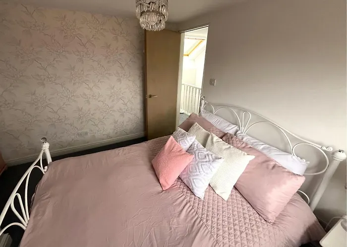 Semesterbostad Charming Retreat With Garden - Sleeps 12