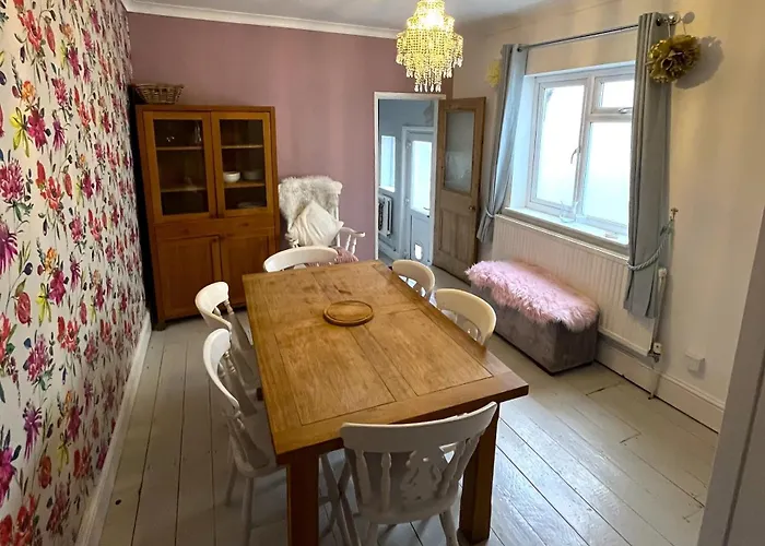 Charming Retreat With Garden - Sleeps 12 Nyaraló *