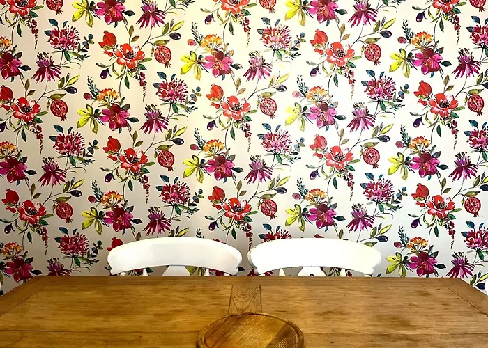 Luxe Cottage-Style Retreat With Garden - Sleeps 12 別荘 *